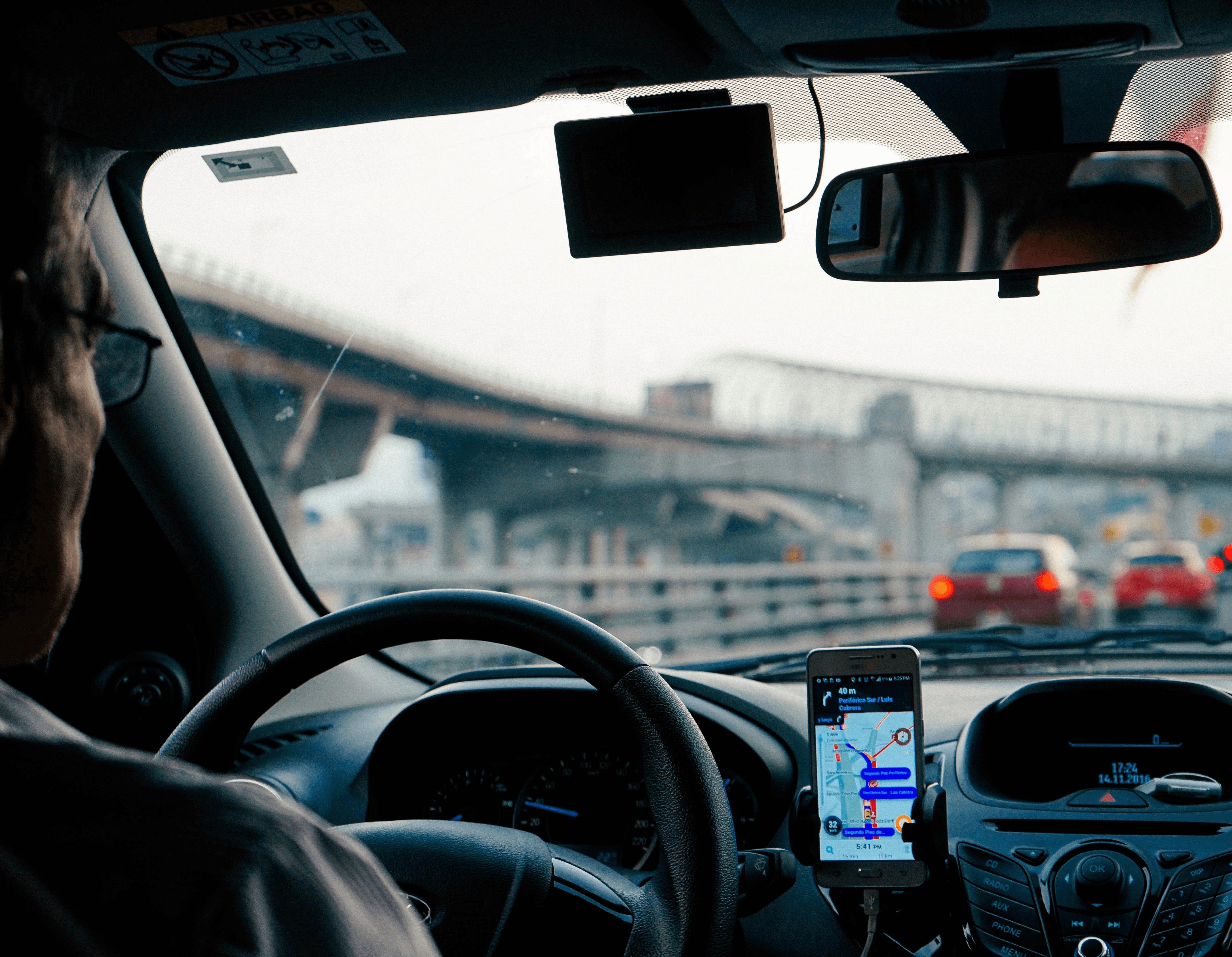 Autofahrer beim Ausliefern