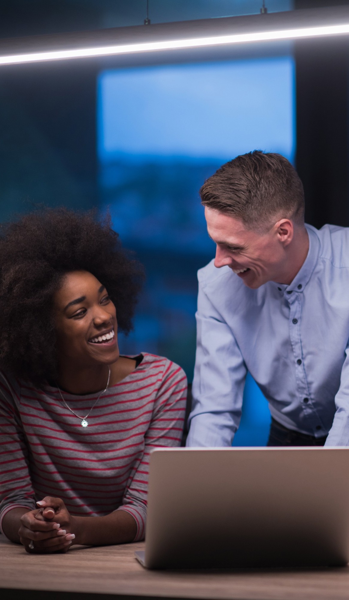 Drei Fachpersonen diskutieren KI-Governance-Skalierung im Büro