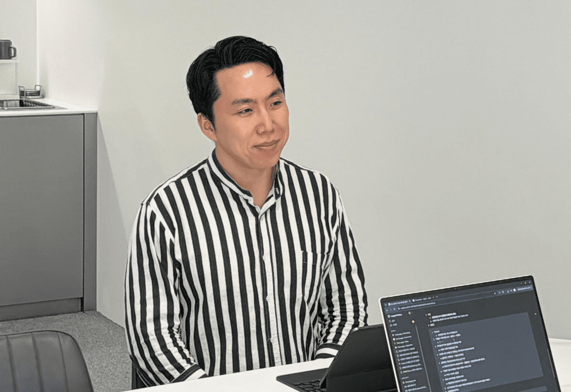 브라운백 손종수 대표가 웃으며 인터뷰 중이다.