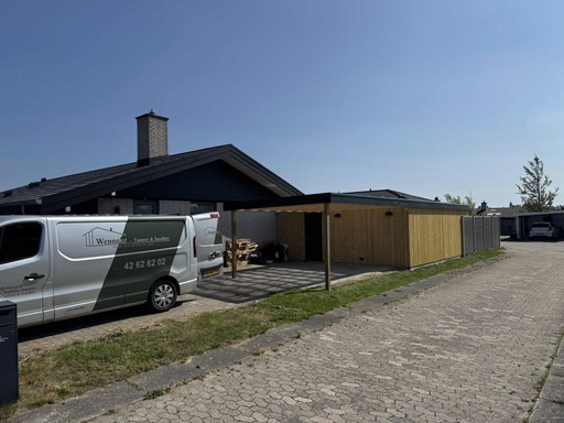 Kundereference på nybygget sort carport og overdækket træterrasse opført i høj kvalitet