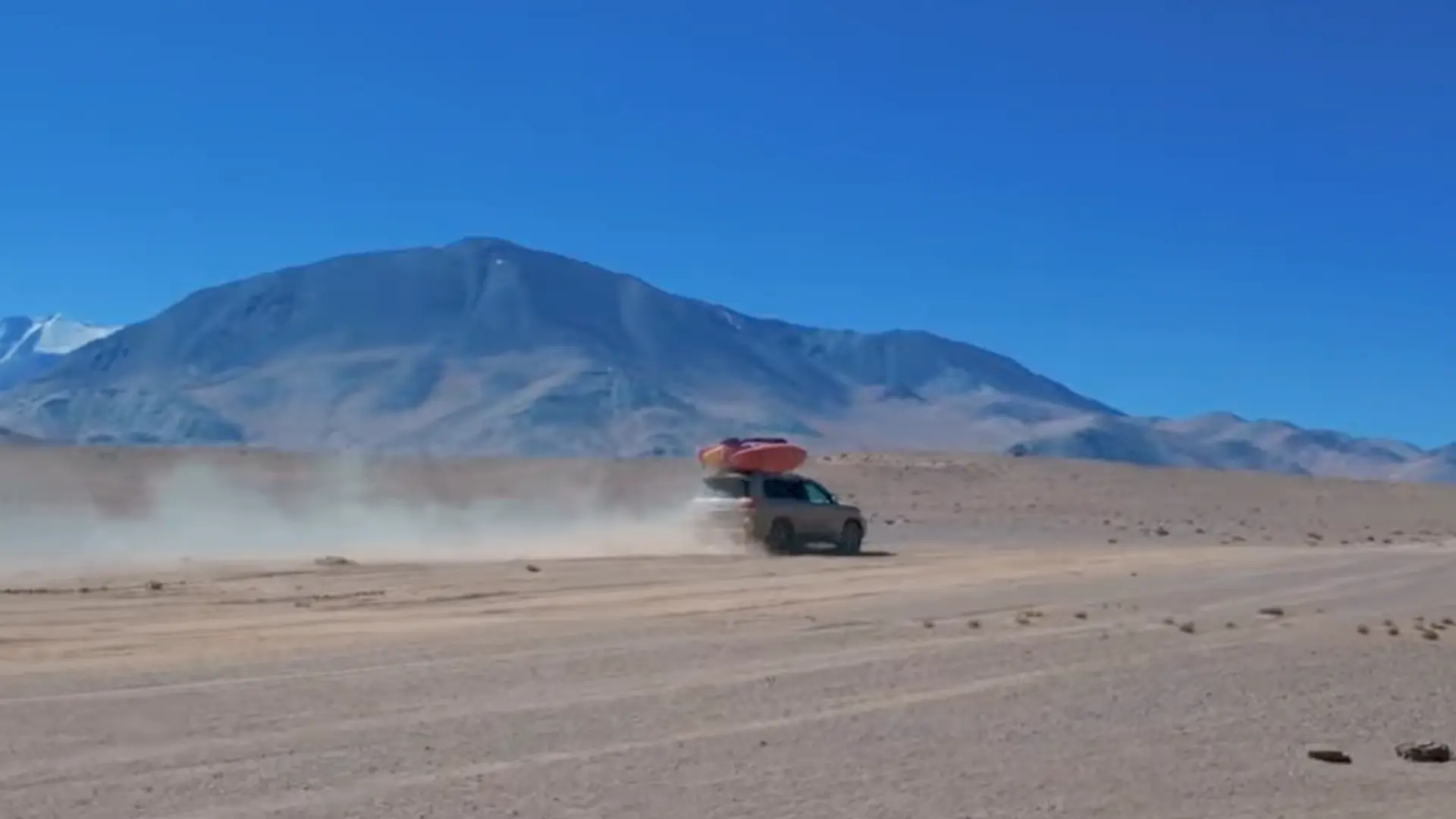Auto fährt durch Wüstenlandschaft in Tadschikistan - Video Editing für Adrian Mattern von Max Kinzel