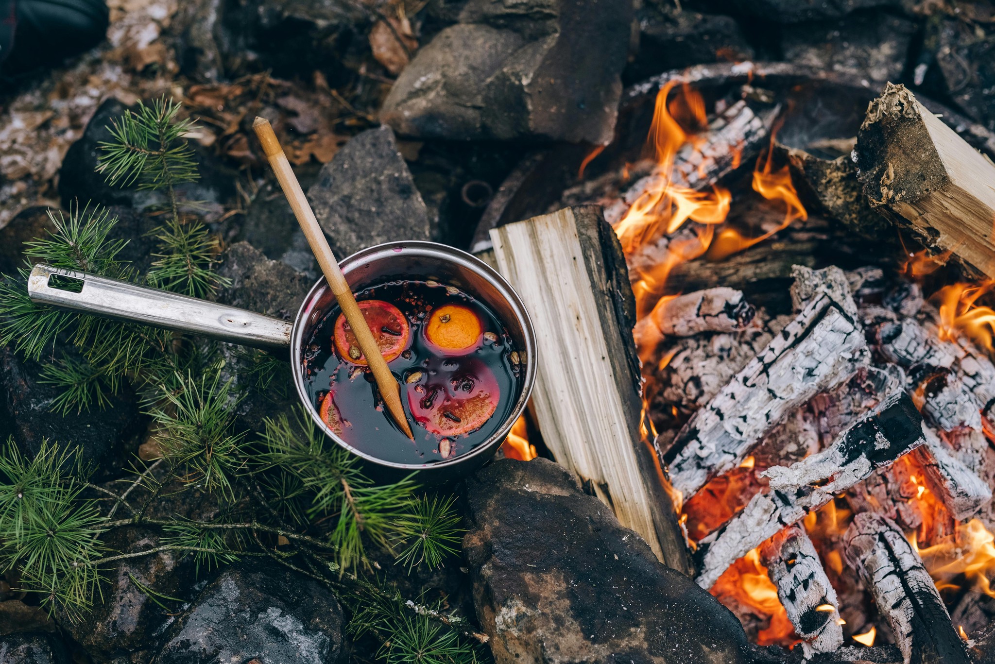 Ein Topf mit Glühwein auf einem offenen Campungfeuer