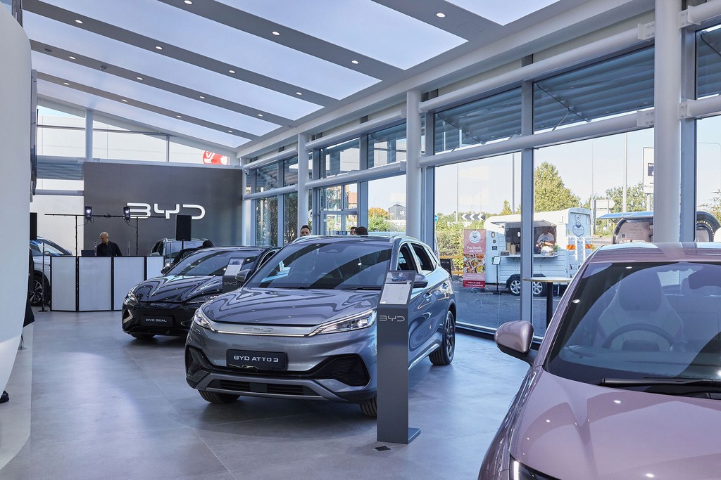 Guests checking in at BYD x Uber event welcome desk