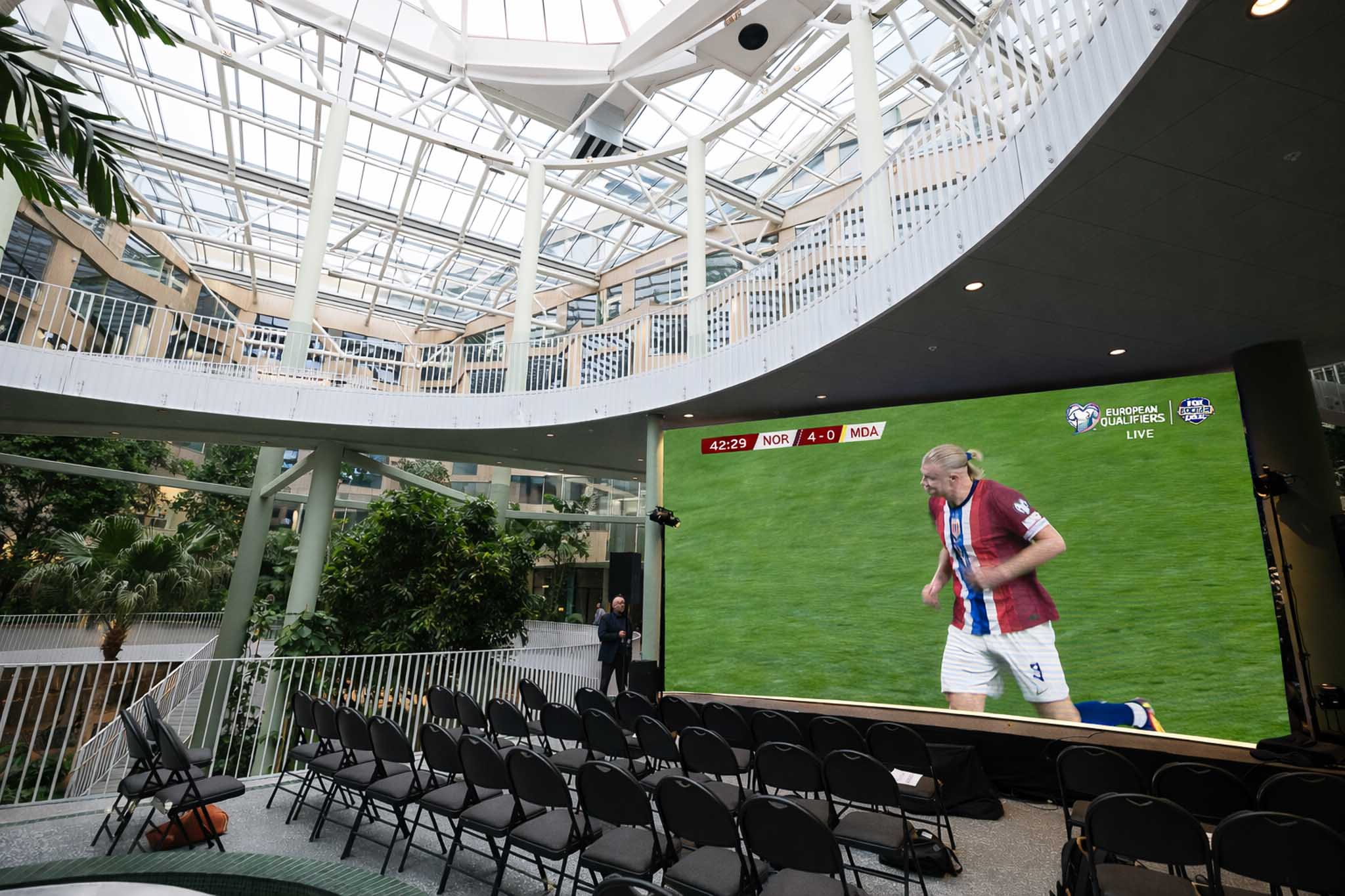 Kvinne spiller Boule på Mellom i Trondheim på Teknostallen.