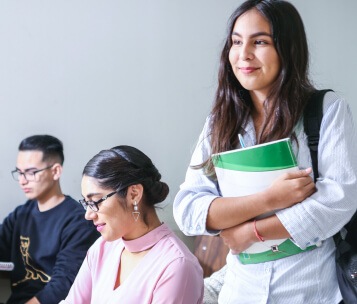 adolescente em sala de aula