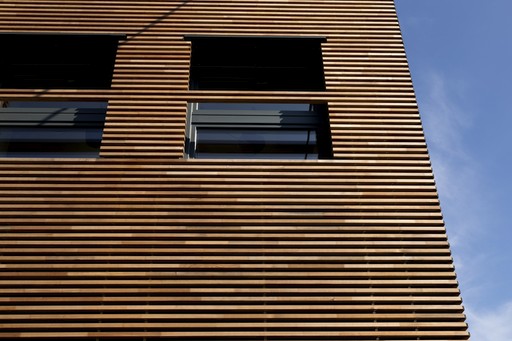 Facciata-in-legno-doghe-bergamo () Galimberti-IMG_9312.jpg