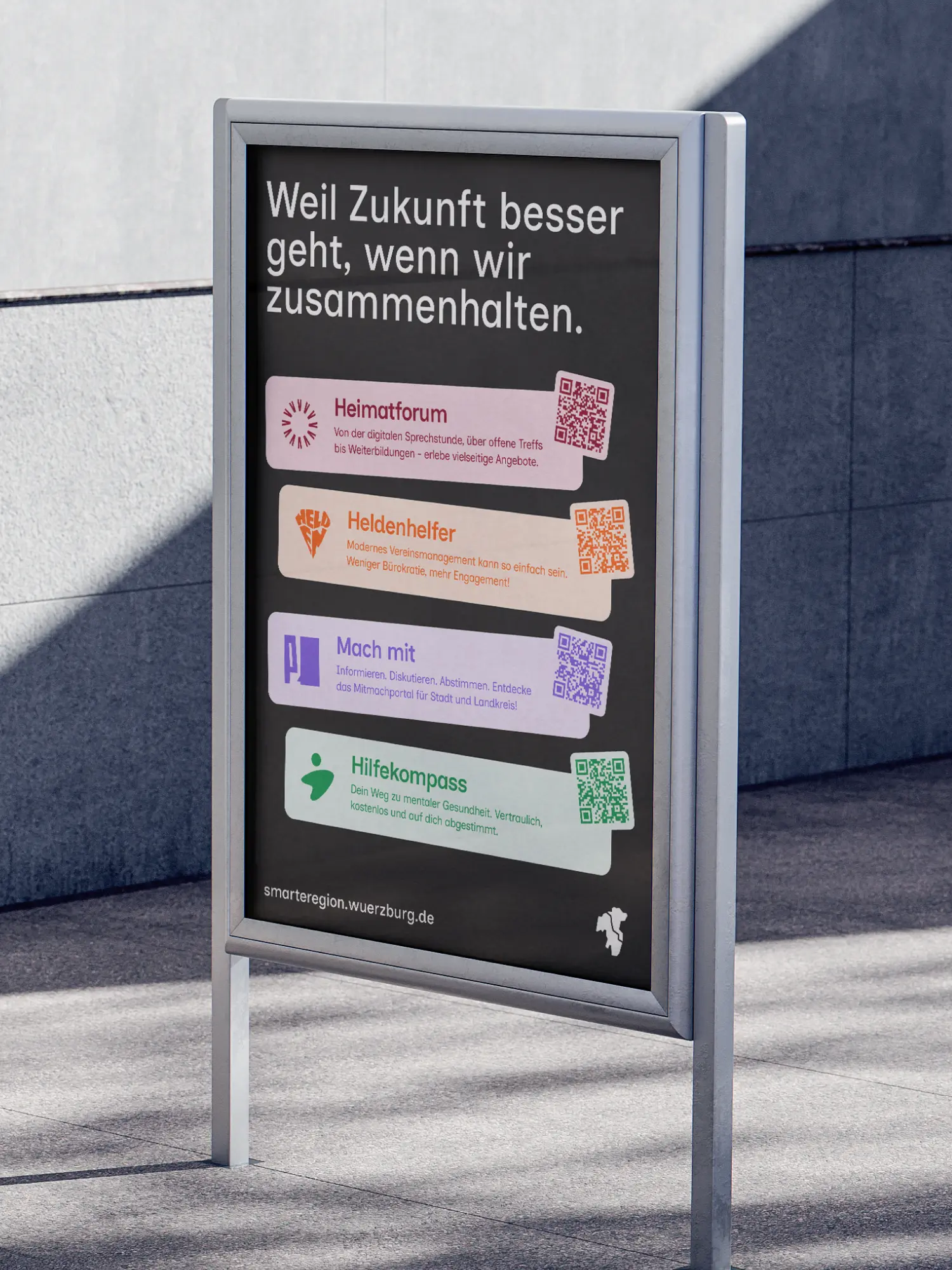 Straßenplakat „Weil Zukunft besser geht, wenn wir zusammenhalten“ mit vier Portalen und QR-Codes der Smarten Region Würzburg.
