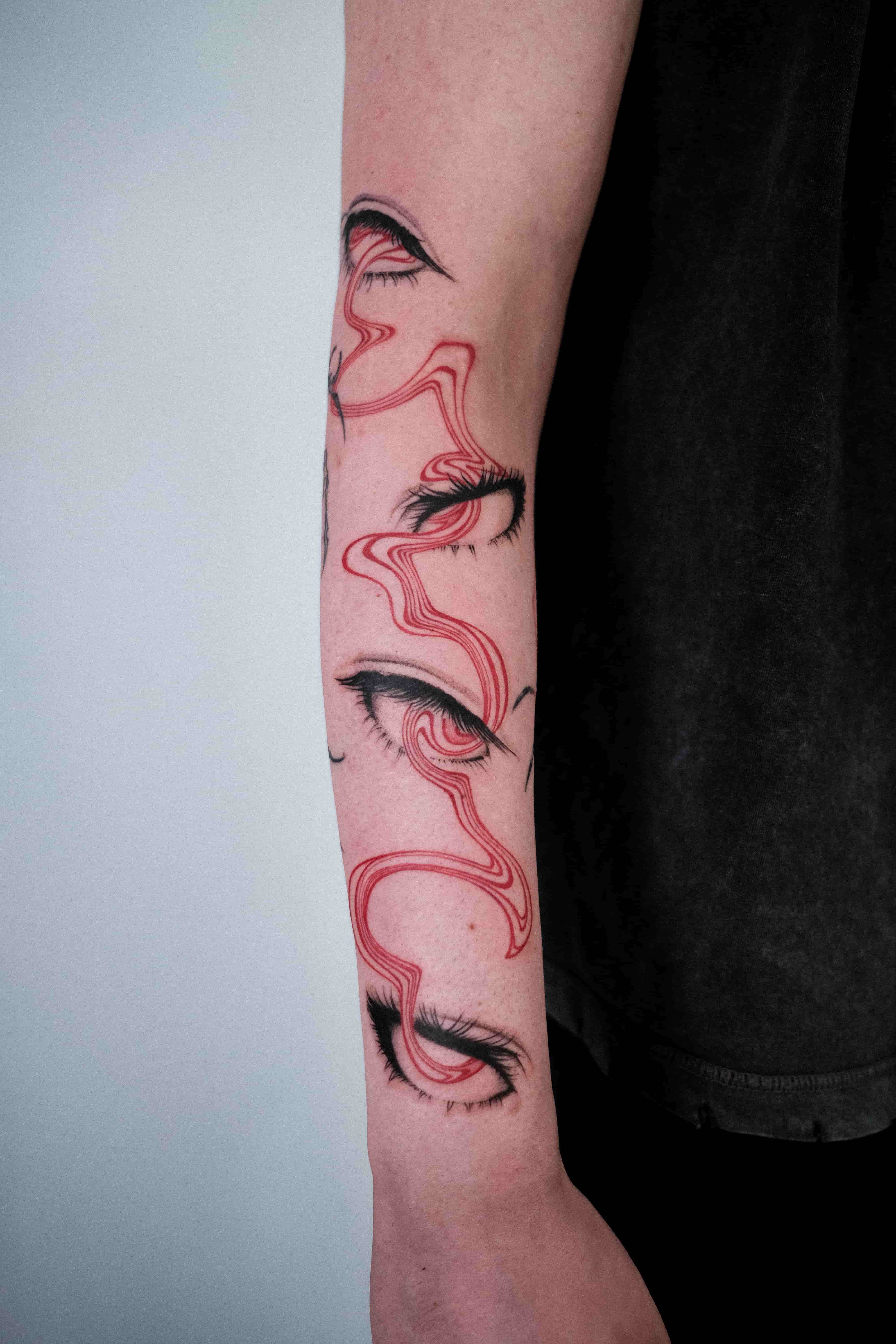 Tatuaj geometric blackwork pentru mânecă