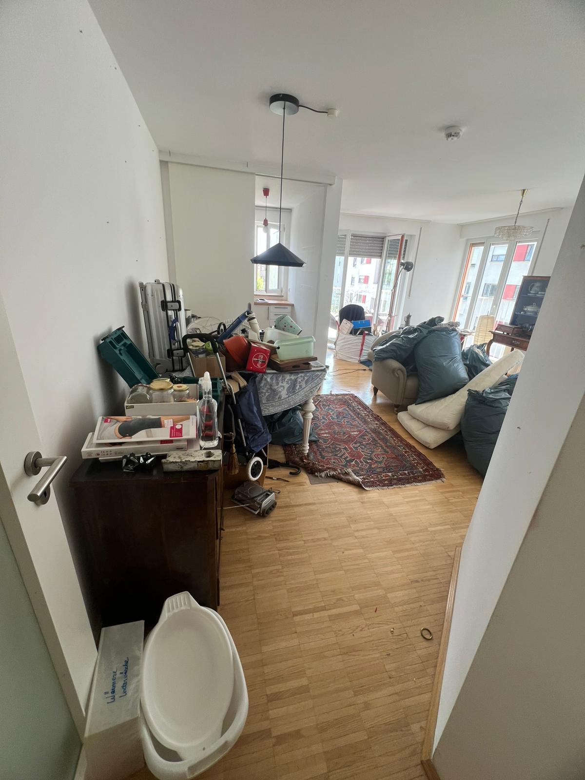 Entrümpelung Freising, ein Kinderzimmer mit hunderten sachen und einem rotem Spielauto mitten drinnen.