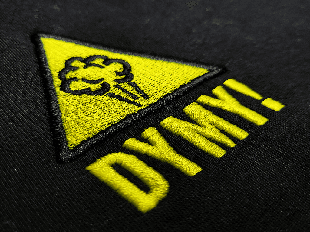 haftowane żółte logo