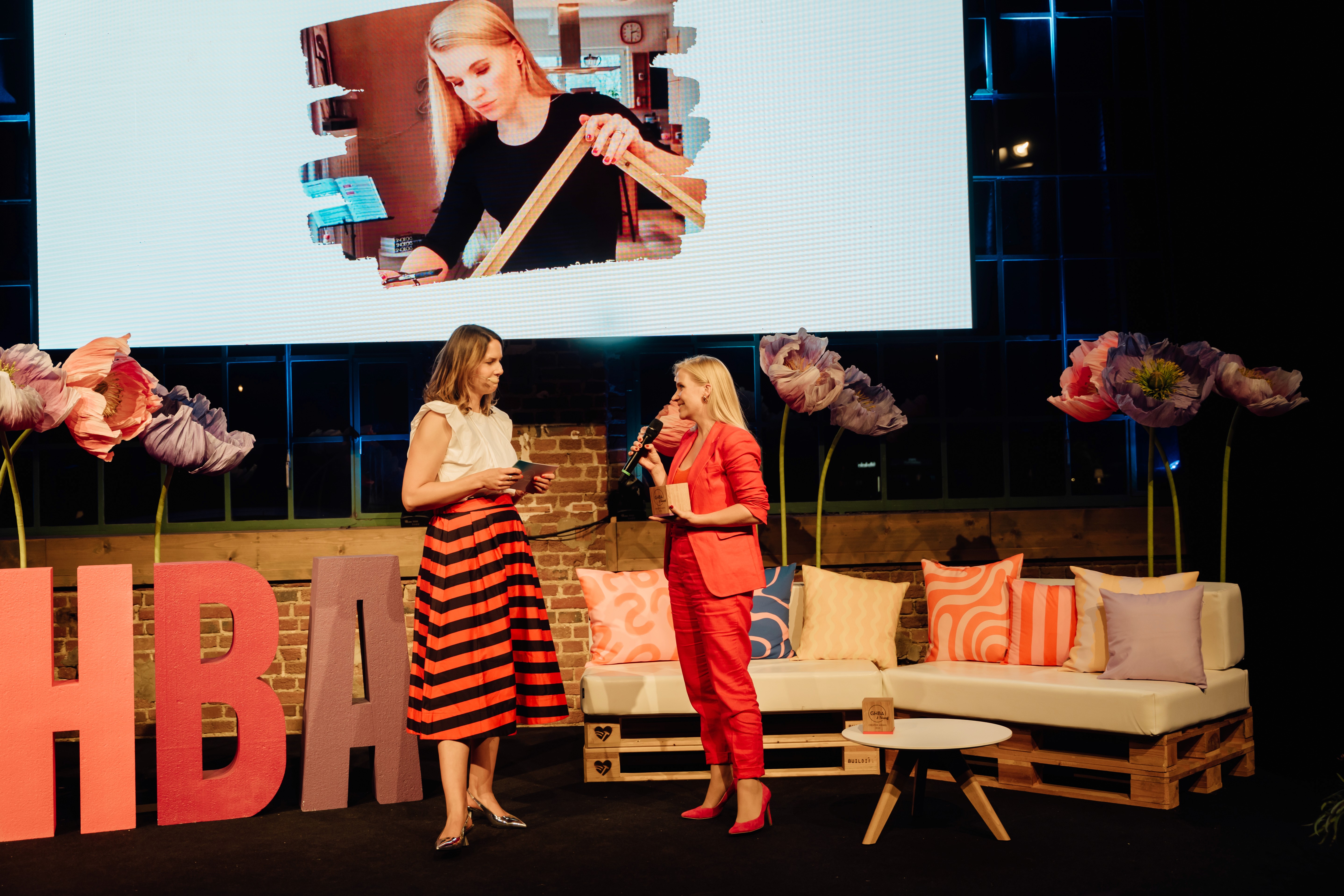 Moderatorinnen auf der Bühne bei der Preisverleihung des GHBA & Friends, einem Creator Event für DIY, Interior und Gaten.