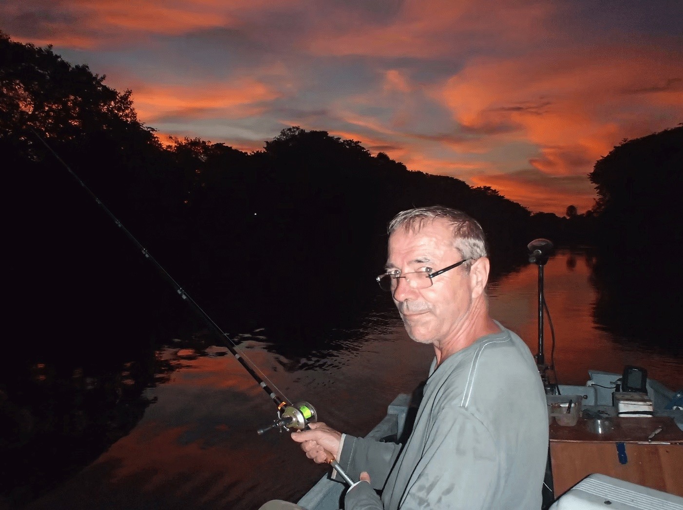 Pêcheur retraité heureux au Paraguay – symbole de sérénité et de qualité de vie locale