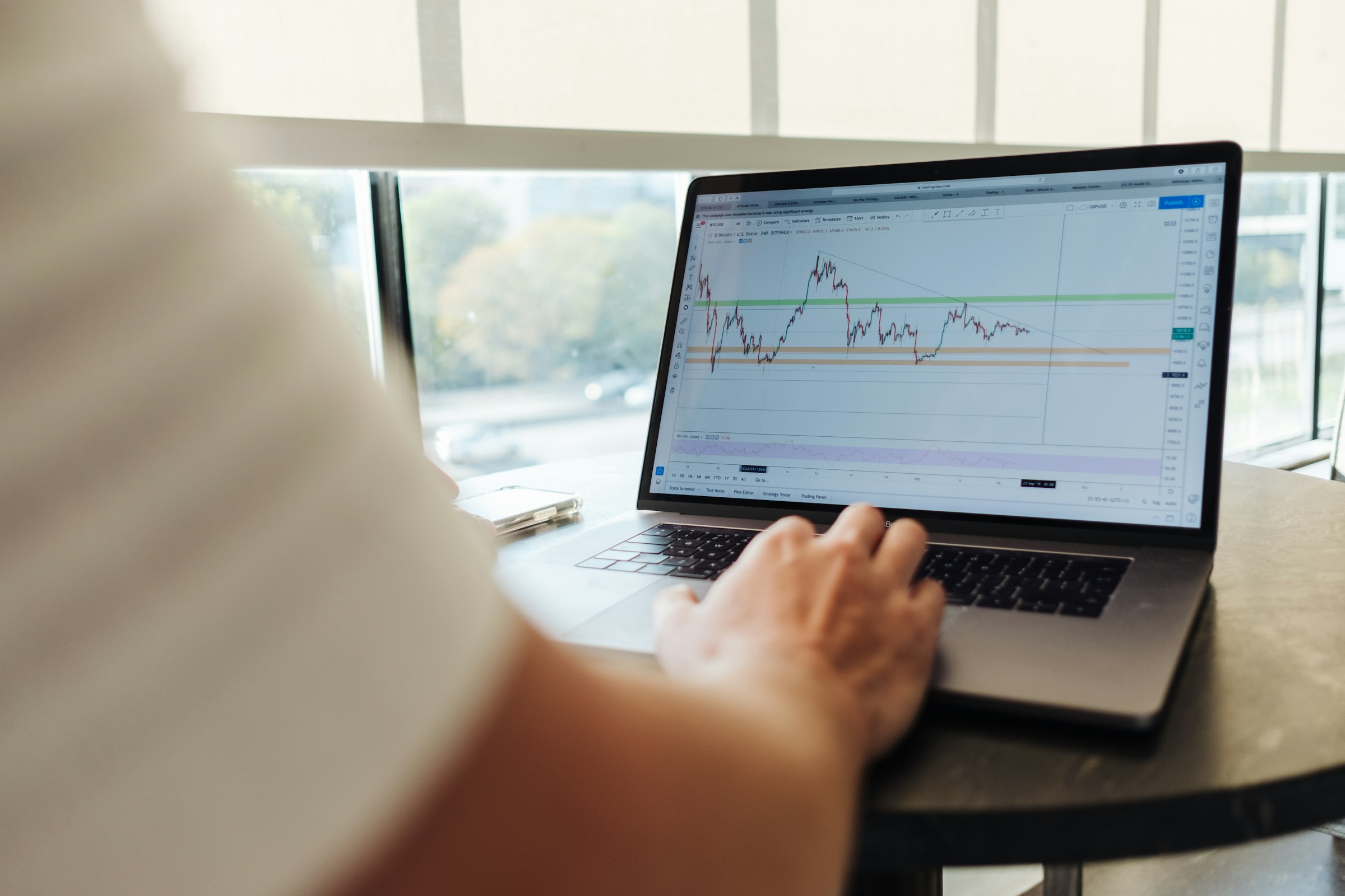 person adding stop losses - How To Measure Trade Show Effectiveness