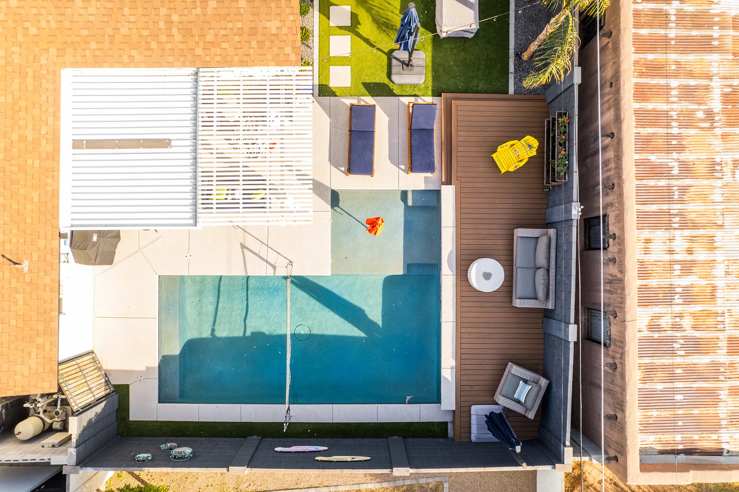 HBC Desks – A Contemporary Poolside Sanctuary with Trex Transcend Lineage decking