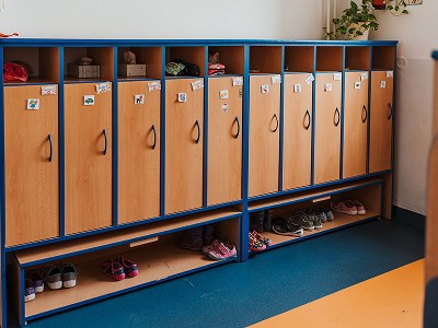 Šatna s dřevěnými skříňkami a lavičkami