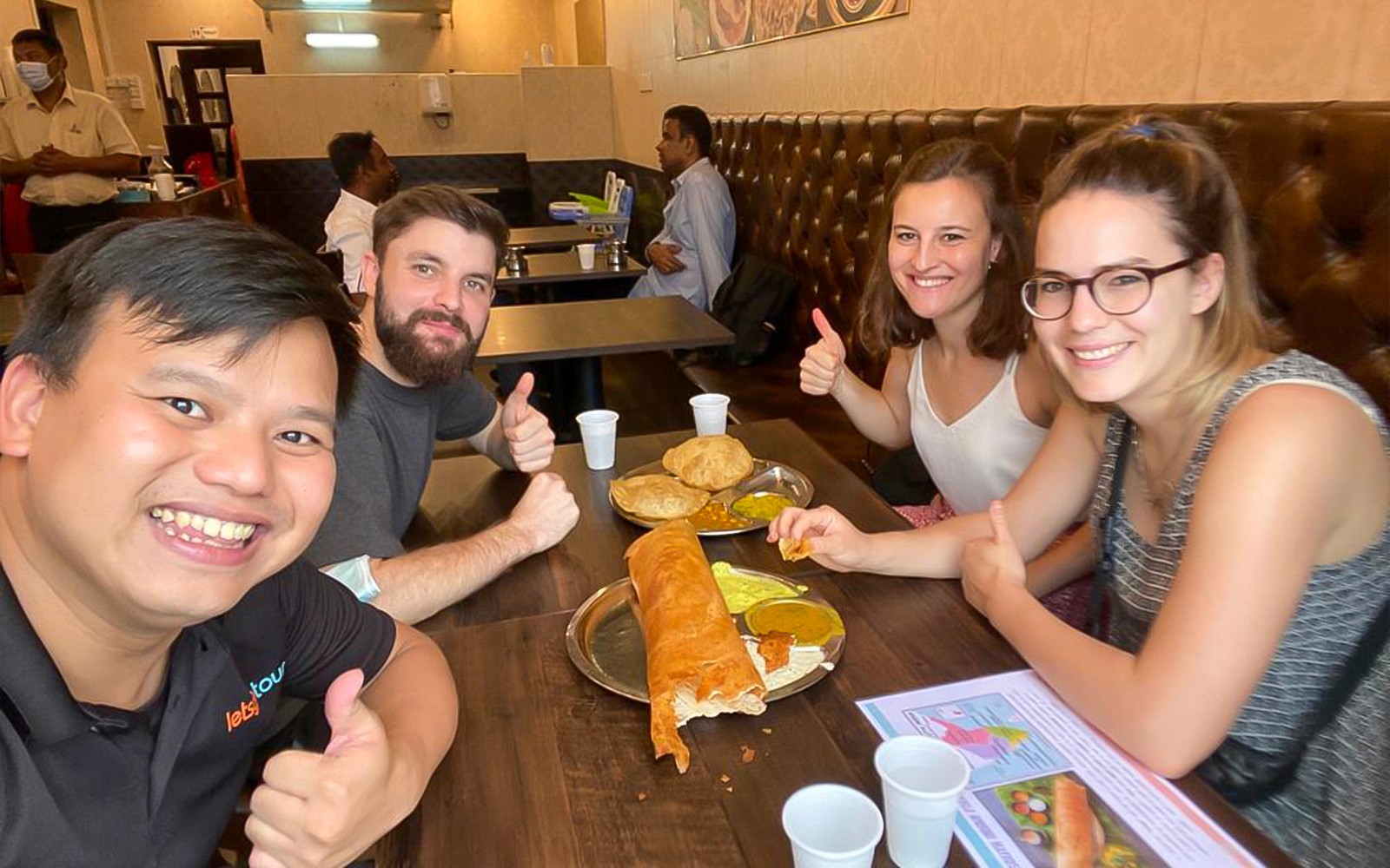 新加坡的小印度小販攤位,提供多樣的菜餚,參加導覽美食品嚐之旅。