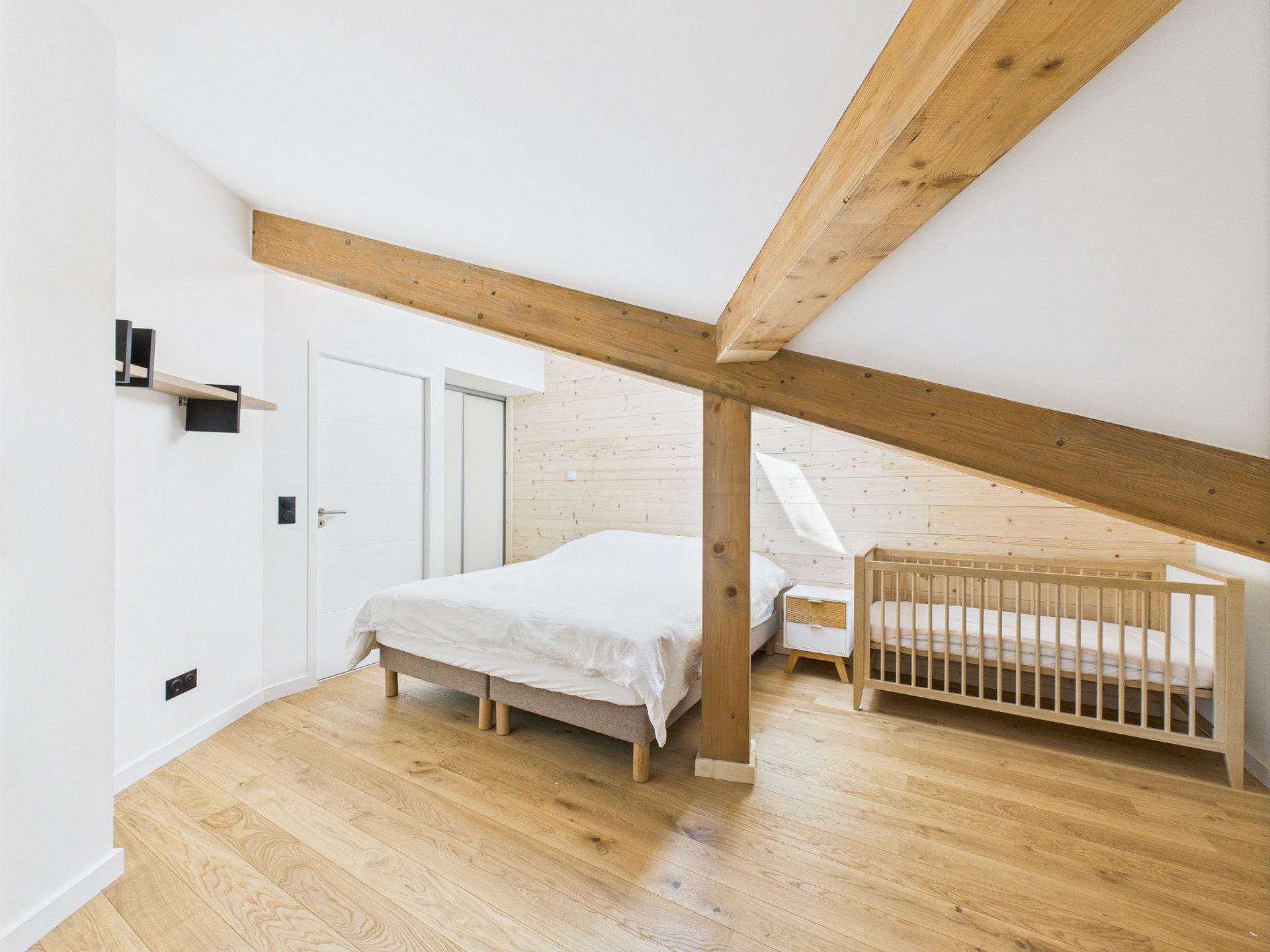Bathroom with bathtub at Alpine Stay