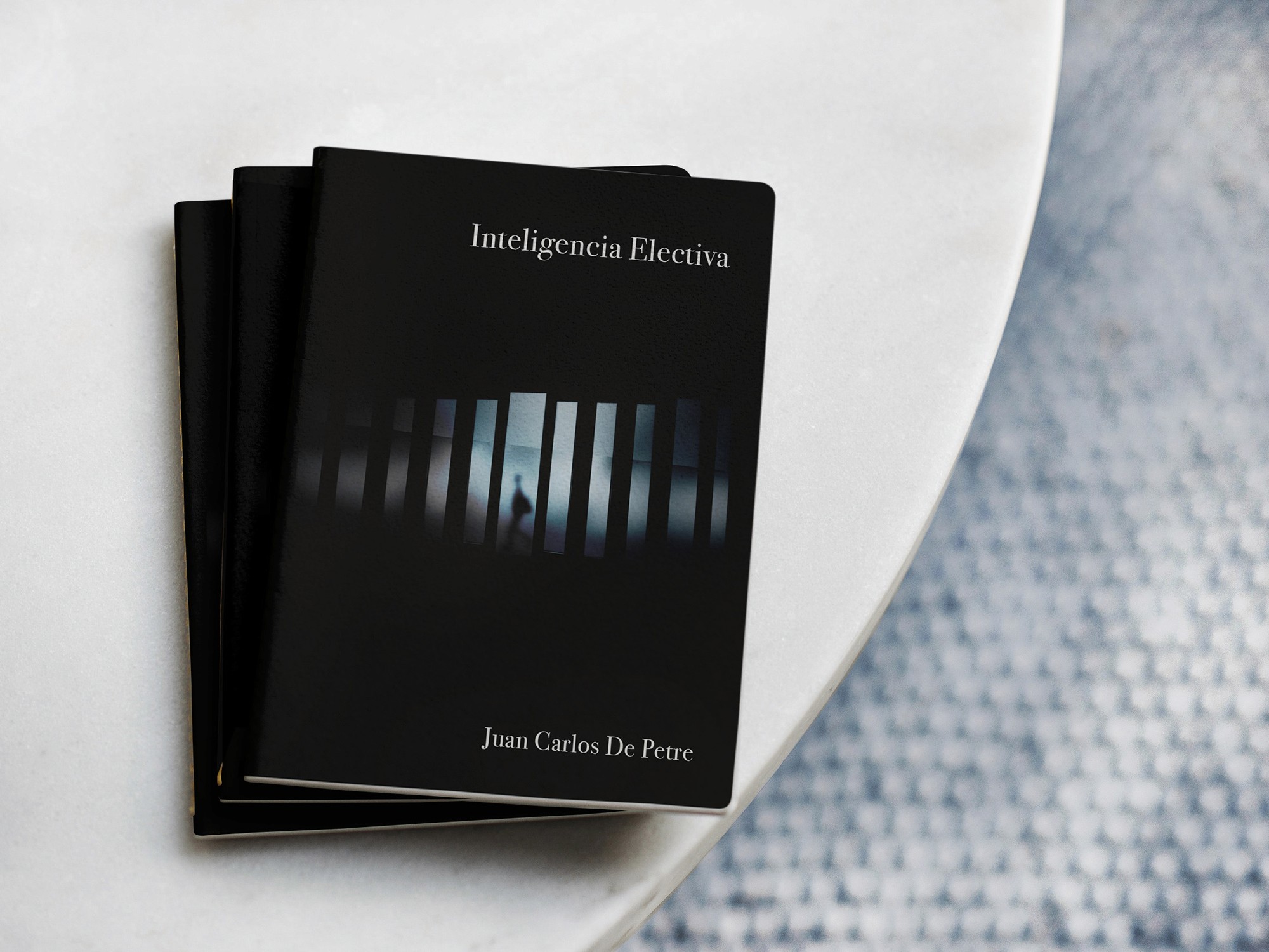 Varios ejemplares del libro sobre una mesa redonda