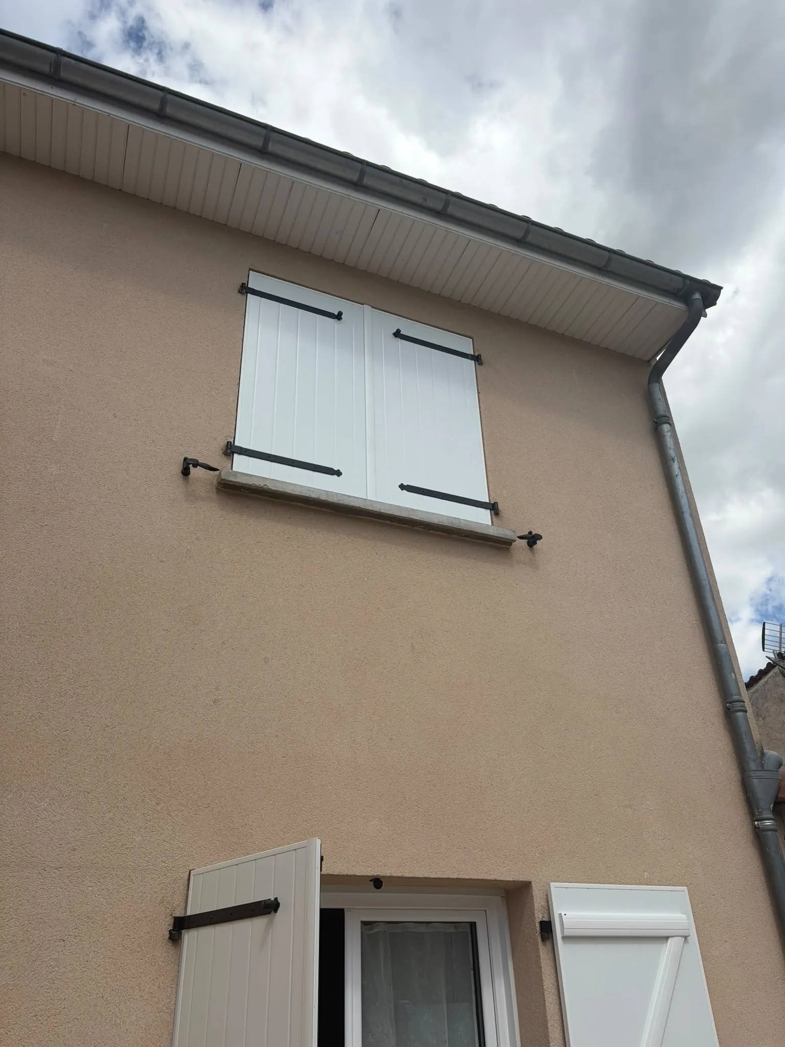 Volets blancs sur une façade claire — AFermetures