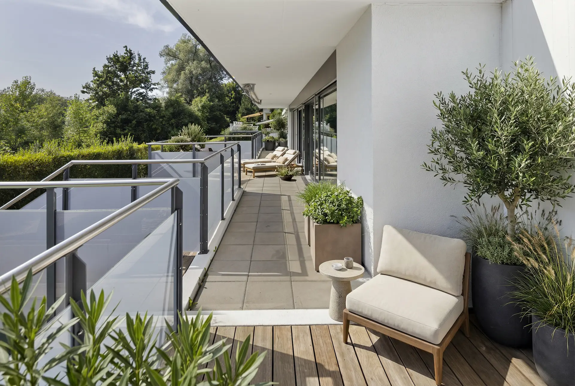Moderner Balkon mit Möbeln und Aussicht ins Grüne, visualisiert durch Virtual Staging.