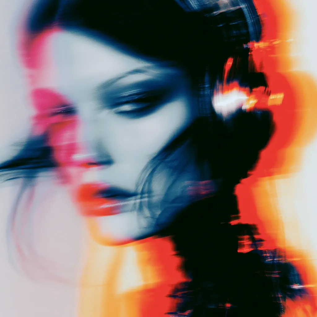 Volto femminile sfocato con cuffie, attraversato da luce rossa, arancione e blu in atmosfera musicale intensa.