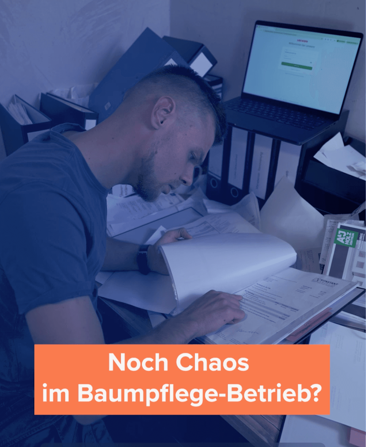 Verzweifelter Baumpfleger Bürokratie