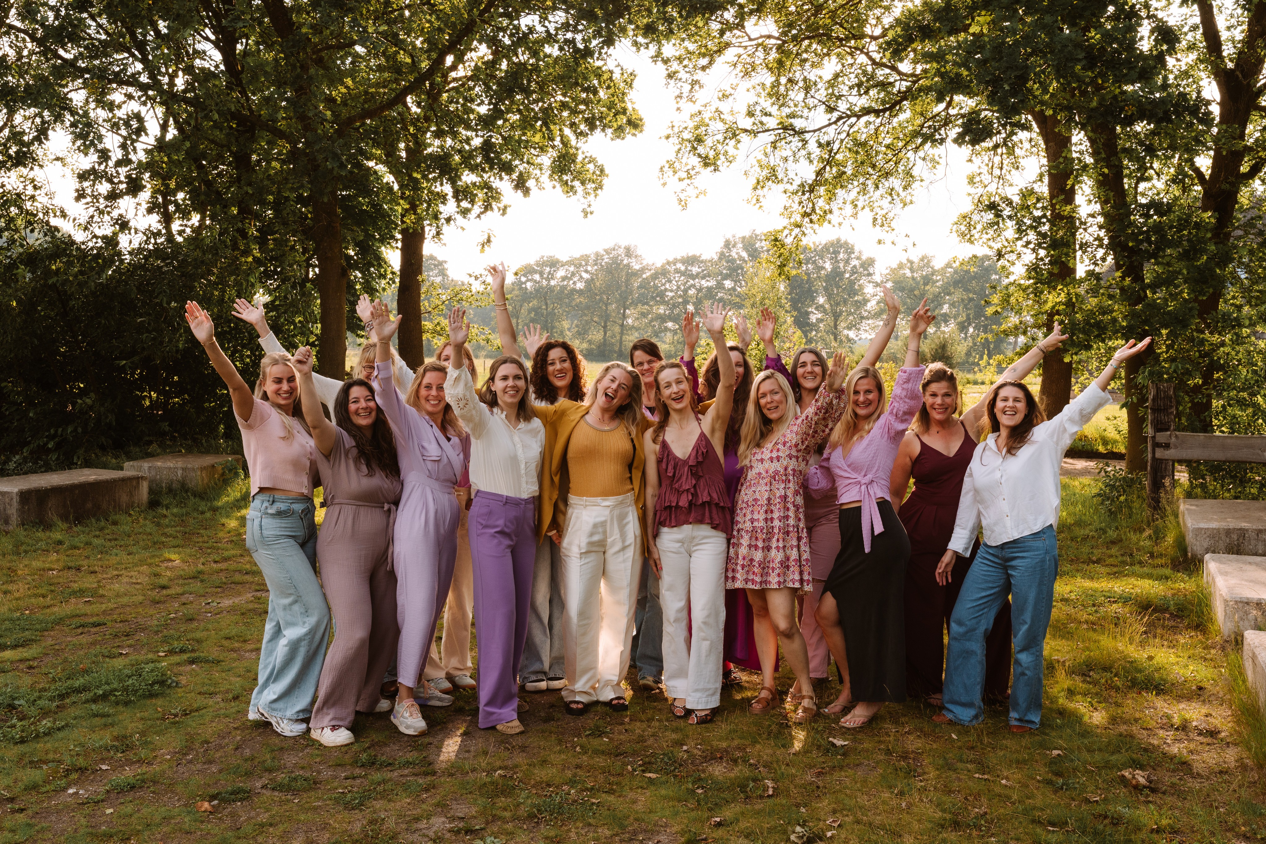Groep vrouwen die naar de camera toe lopen
