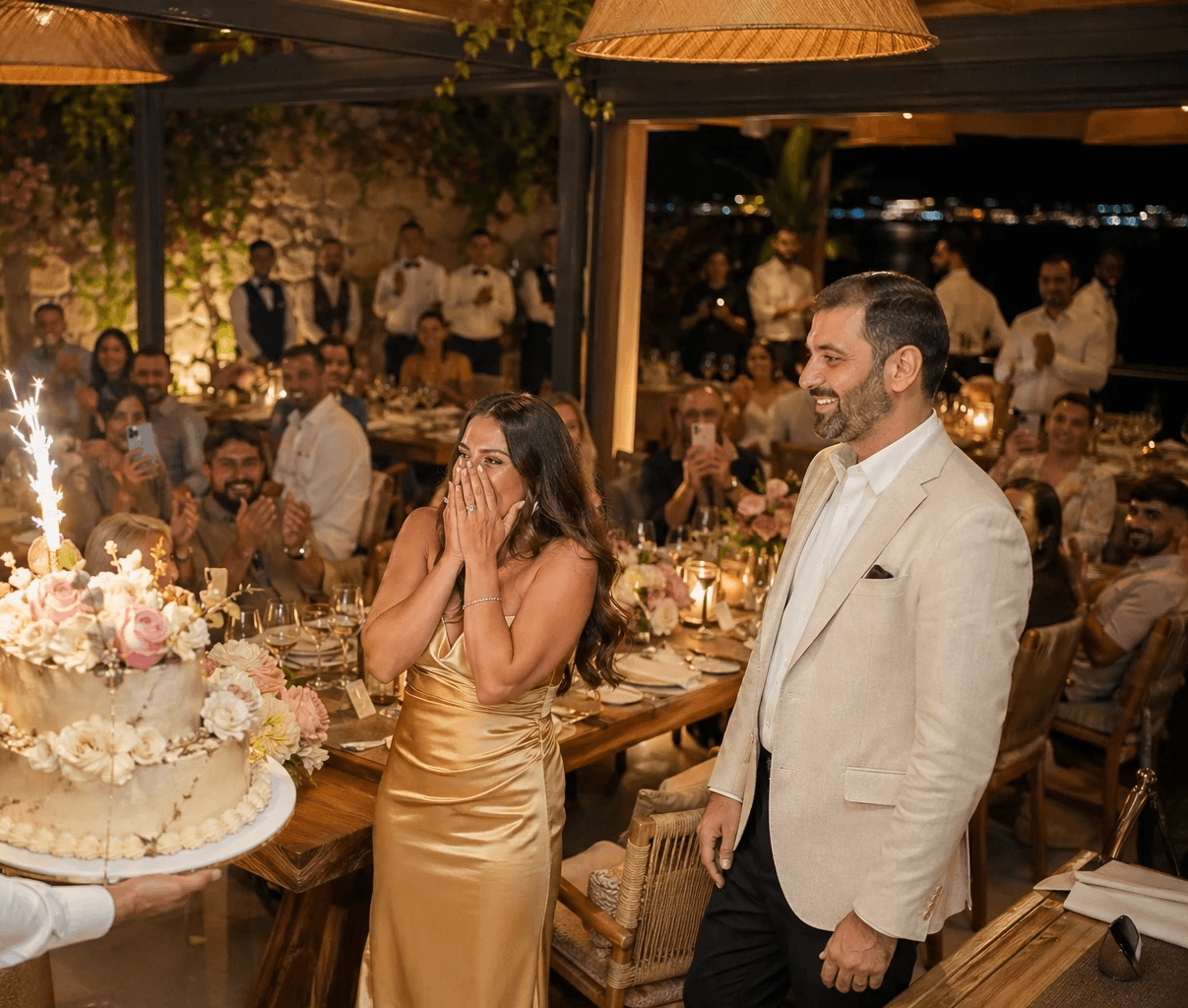 香港私人生日派對統籌，露天餐廳慶祝活動，現場備有精緻兩層鮮花蛋糕及煙花裝飾，營造高雅溫馨聚會氛圍。