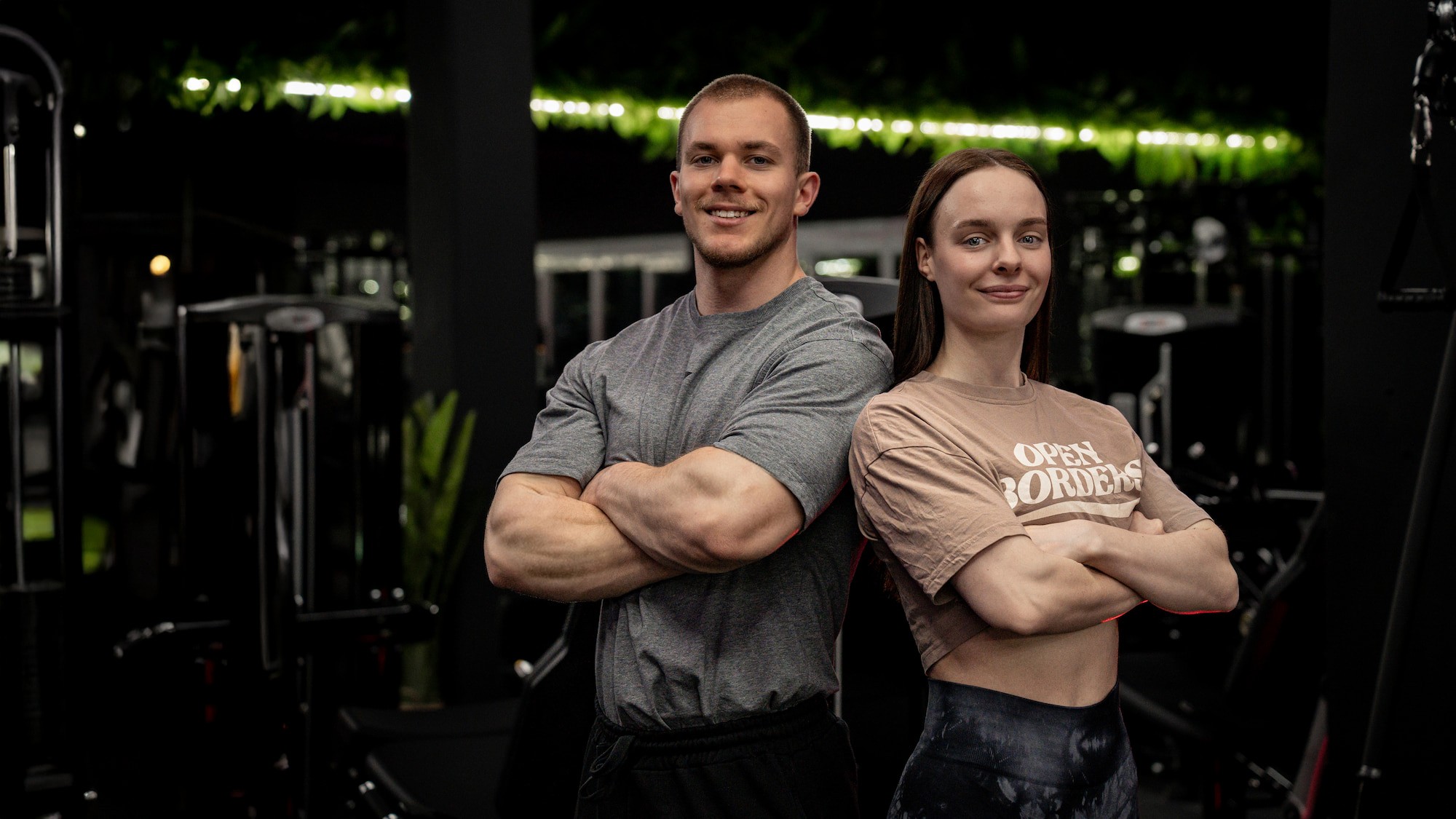 Julian und Chiera von CJ Beyondlimits im Fitnessstudio – Online Coaching für Muskelaufbau, Abnehmen und alltagstaugliches Training mit System