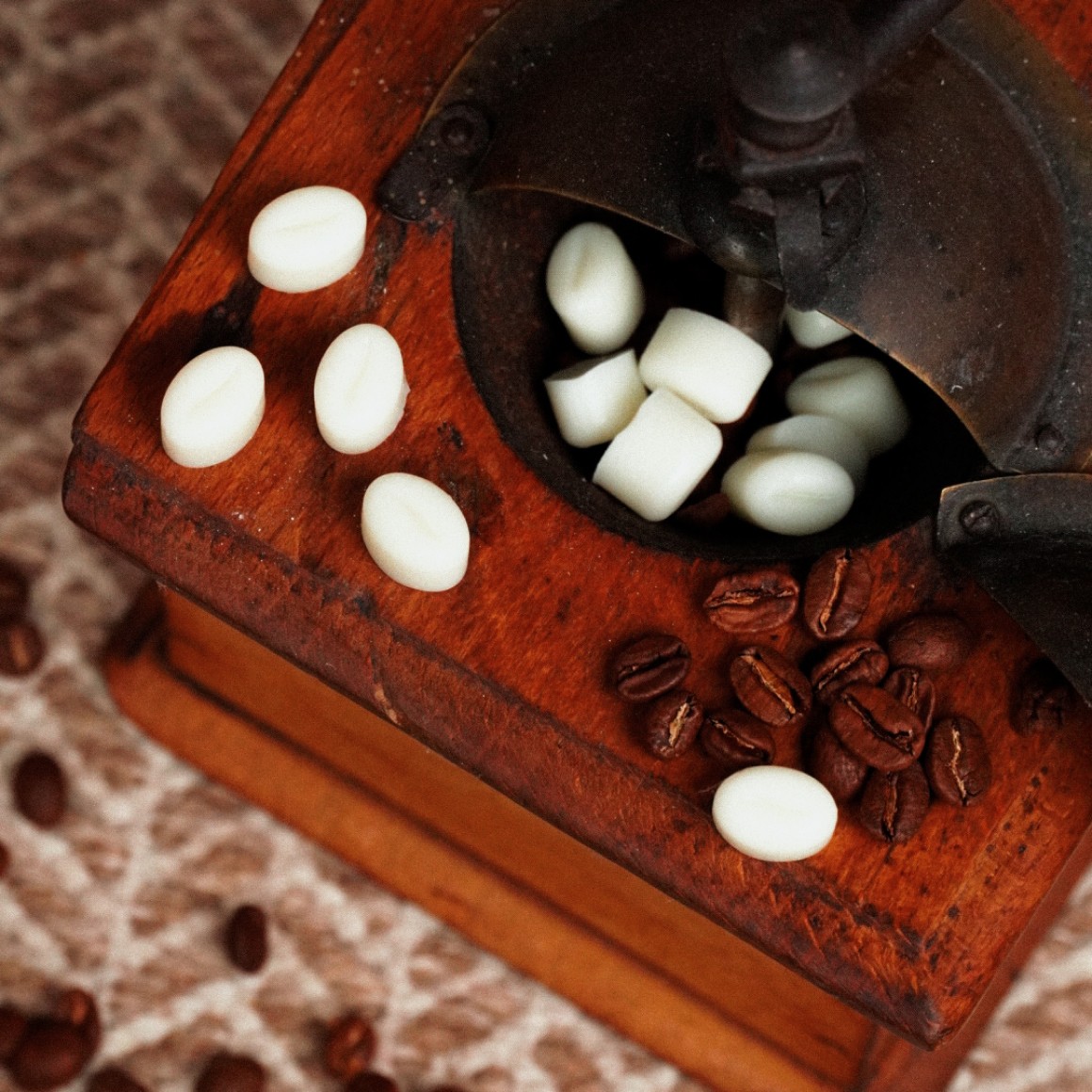 Photo de bougies artisanales parfumées au café.