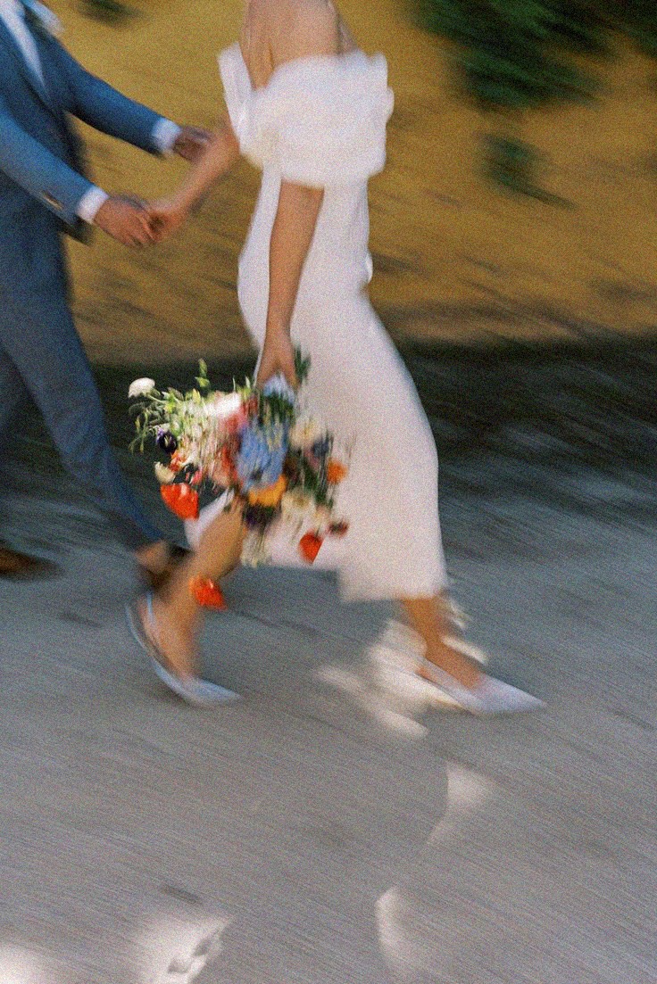 Prometida llevando un ramo de flores en la mano