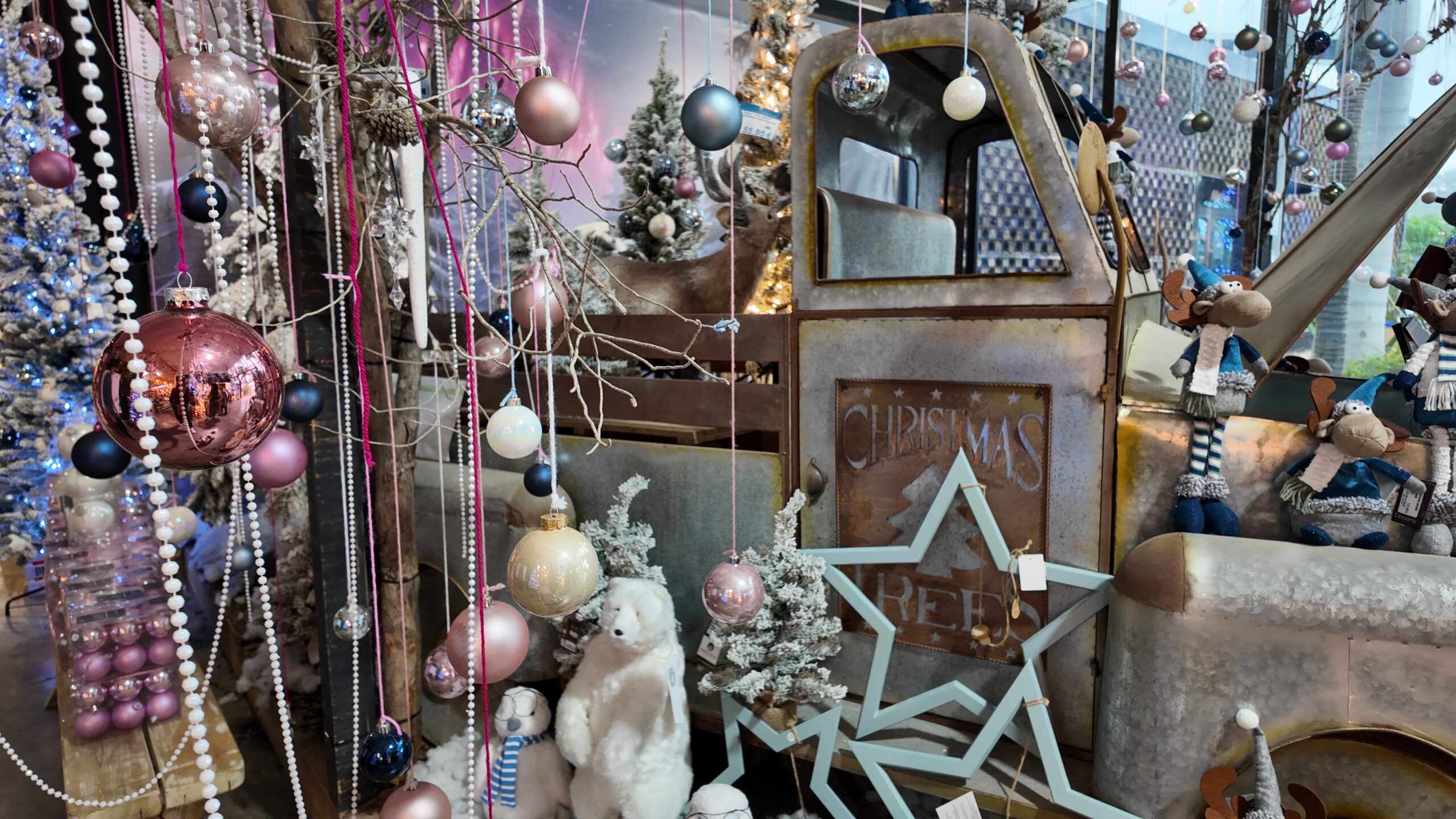 2024 Christmas decor trends with modern styles