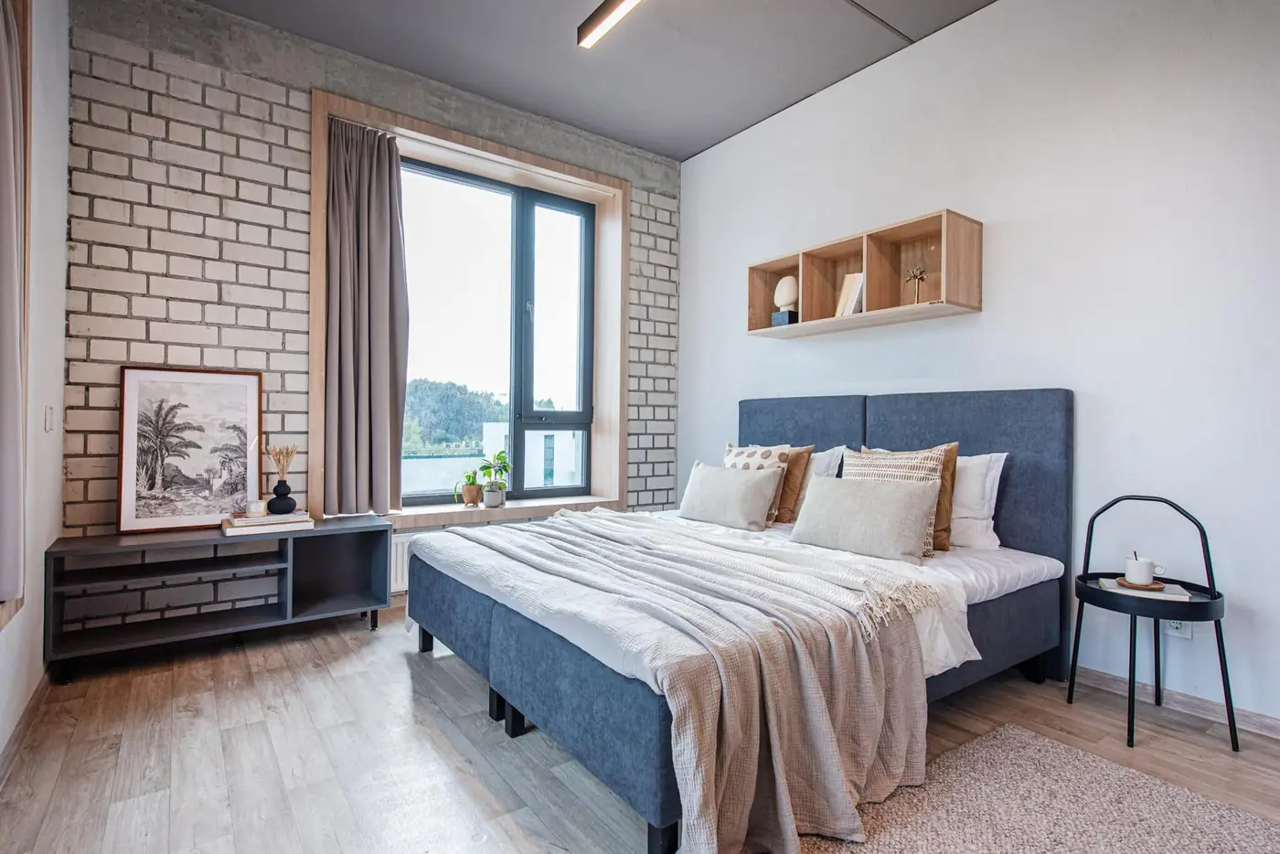 Spacious furnished student studio in Vilnius with double bed, storage and large window.
