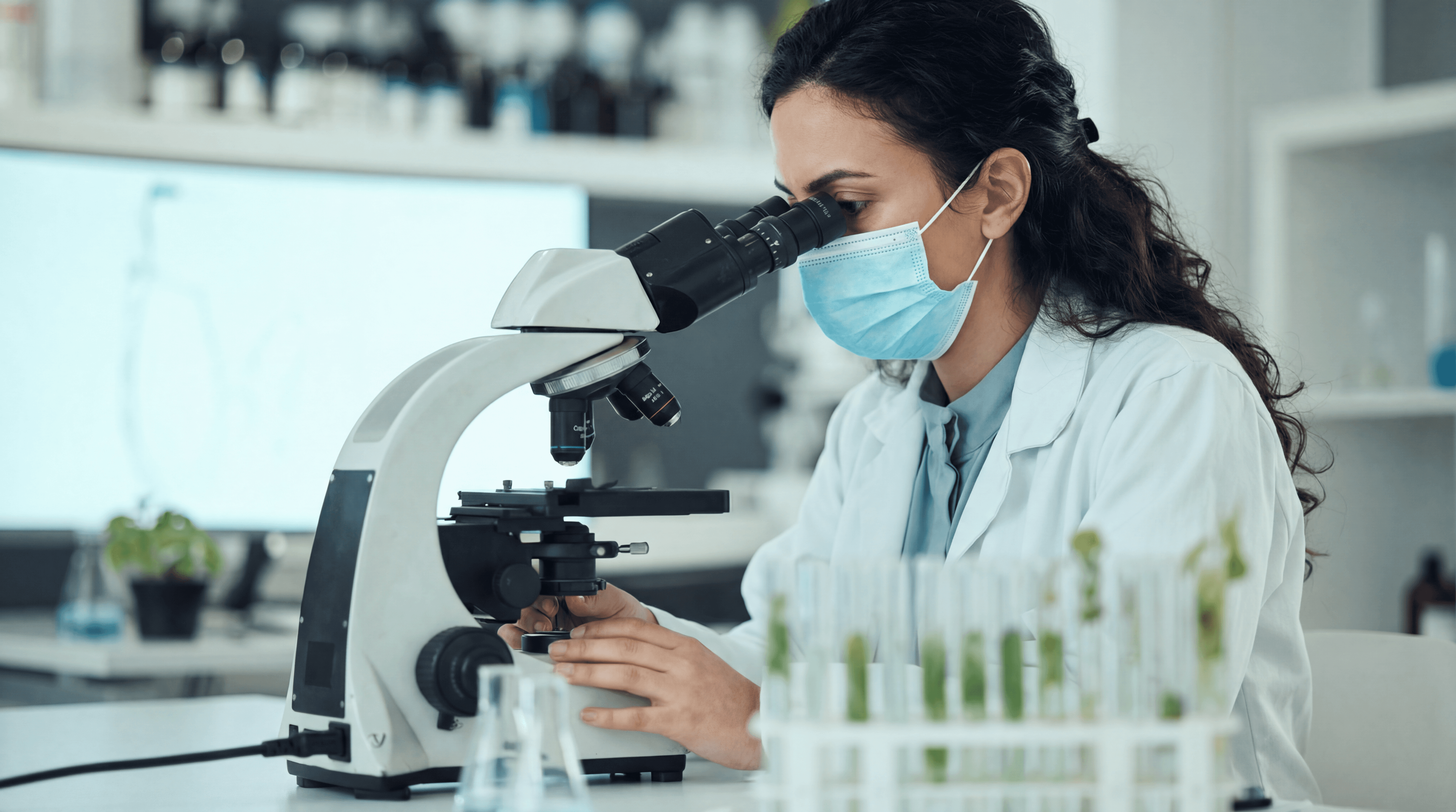 Kinematische Food-Fotografie zeigt schwebende Buffalo Wings mit Ranch-Dressing für Restaurant-Kampagne