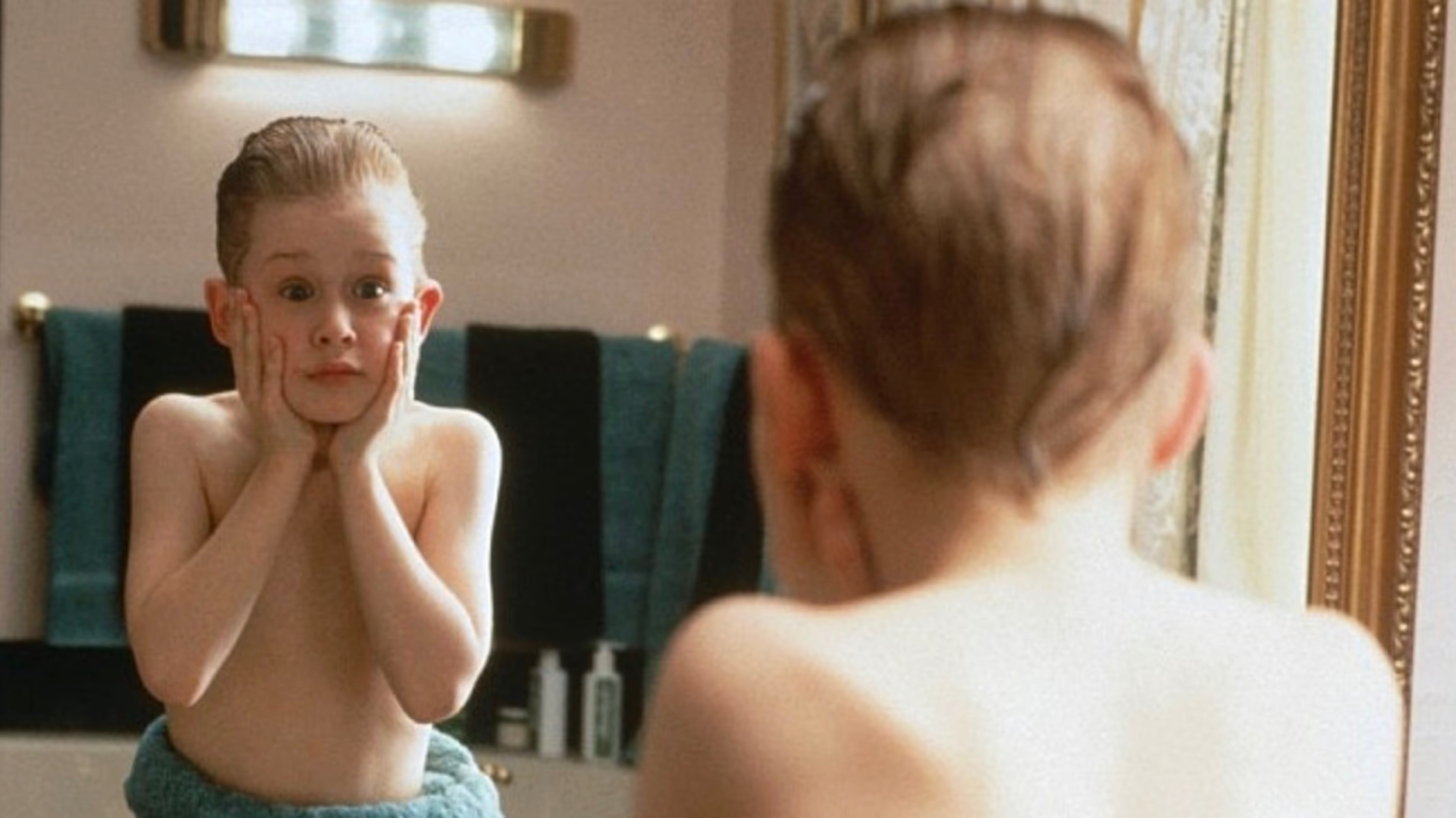 거울 앞에서 양 볼에 손을 대고 놀란 표정을 짓는 소년이 등장하는 영화 장면. 영상 비평 실기의 대표적 분석 대상으로 활용될 수 있는 인상적 구도