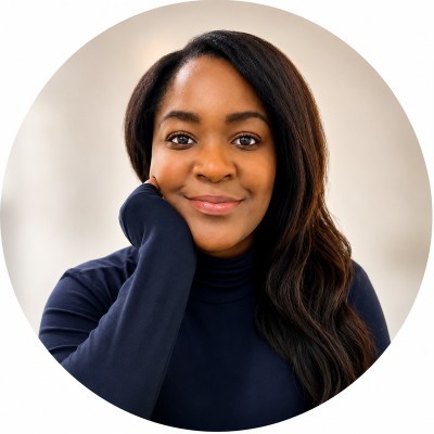 Portrait of a smiling woman resting her chin on her hand