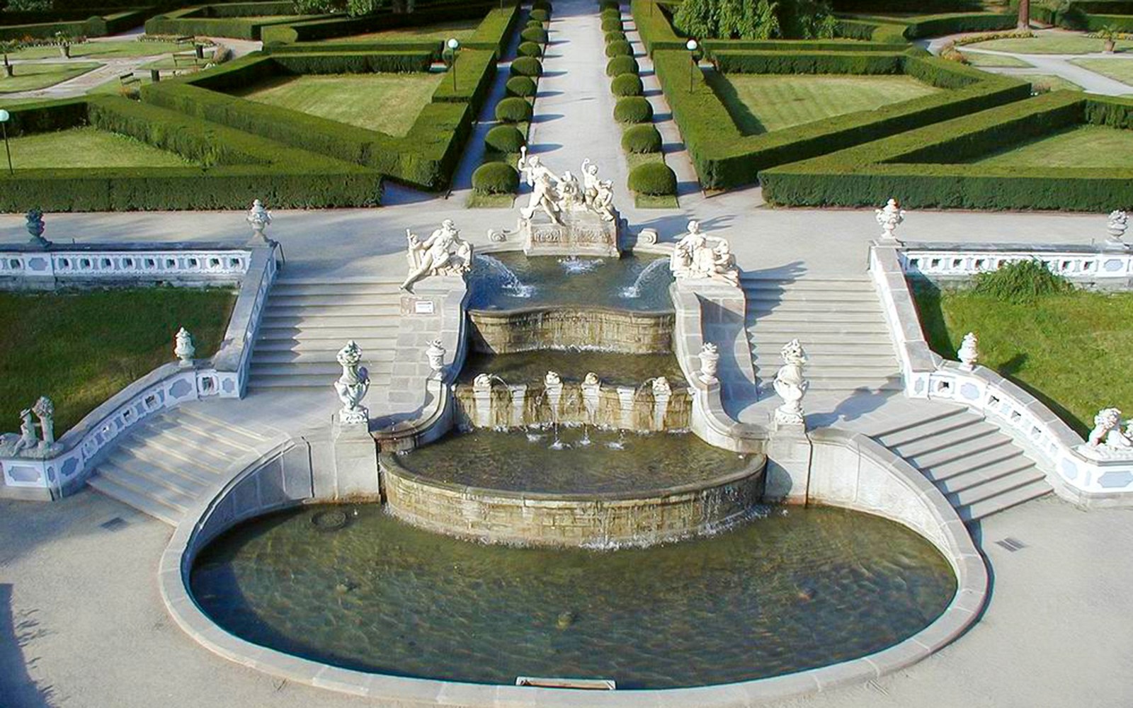 在捷克克鲁姆洛夫城堡的花园中雕塑和喷泉。