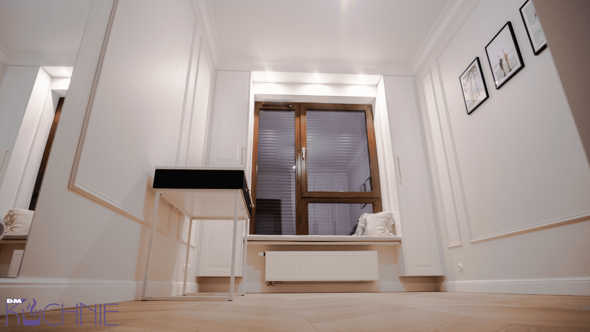 Szafa na wymiar w Warszawie – jasna zabudowa wnękowa pod sufit z eleganckimi panelami ściennymi