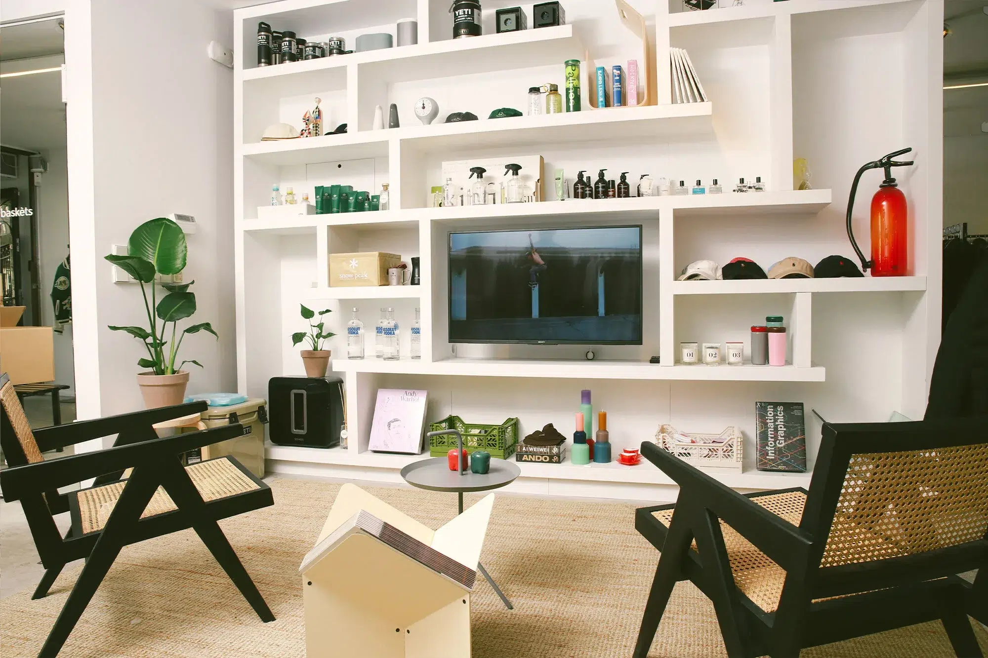 Ladeninterieur mit Produktregalen und Rattanstühlen beim Baskèts x Shopify Retail Event