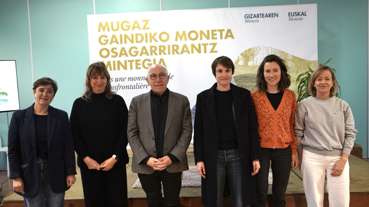 De gauche à droite, Aizpea Otaegi, Anna Ollo, Jean-René Etchegaray, Cynthia Lamothe, administratrice de l'Eusko, Lorea Lizarreta et Eider Mendoza.