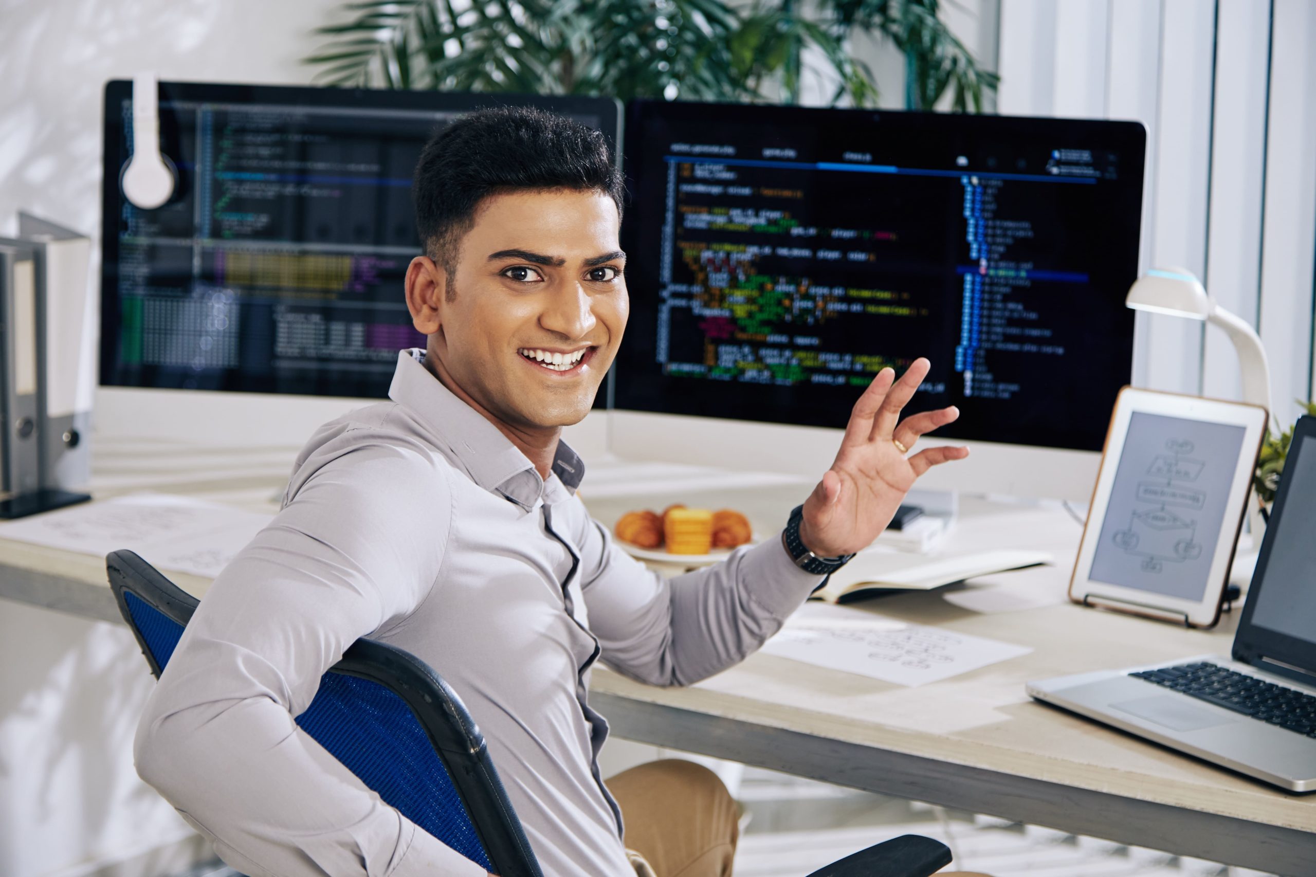 man waving - Software Development Mexico