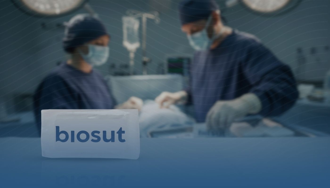Cirurgiões em cirurgia utilizando suturas cirúrgicas da Biosut