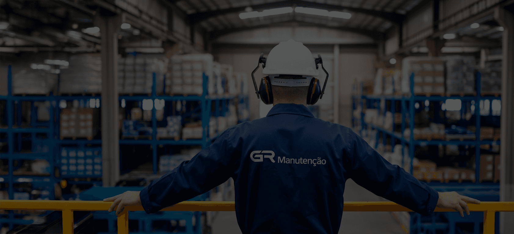 Um profissional de manutenção com o logo da GR Manutenção nas costas