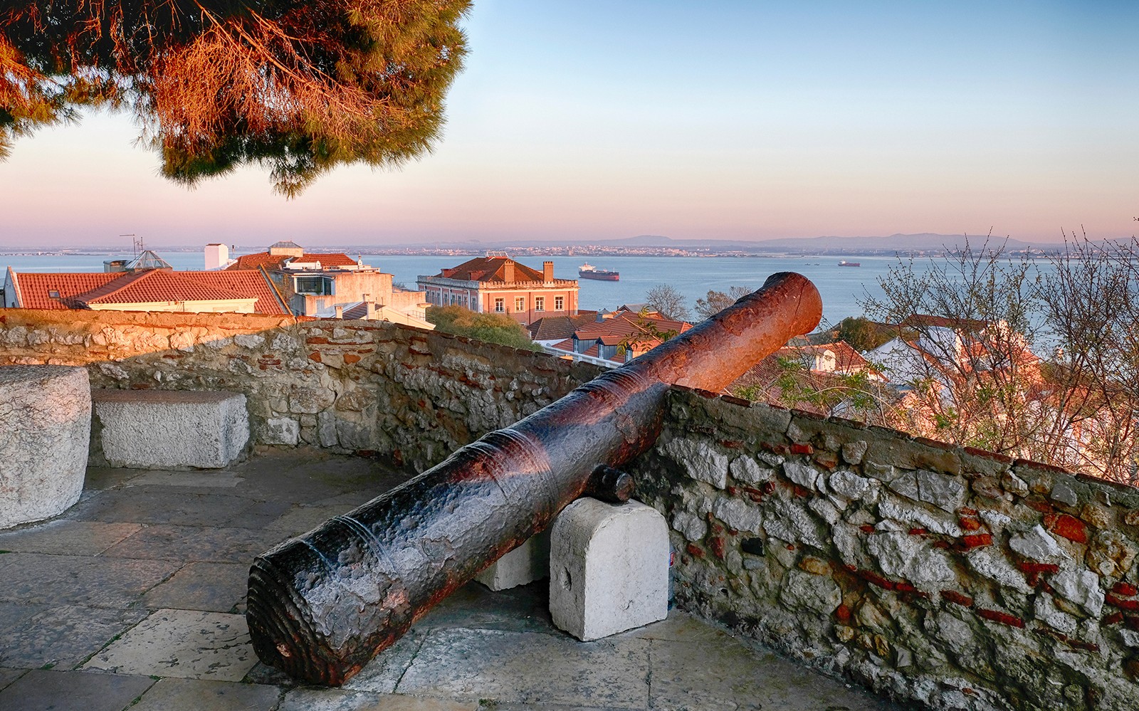 从圣乔治城堡俯瞰里斯本的炮台。