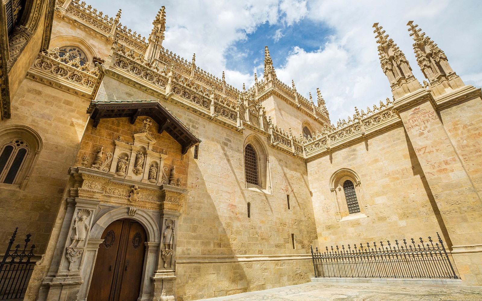 格拉納達皇家教堂外觀，擁有華麗的哥哥式建築。