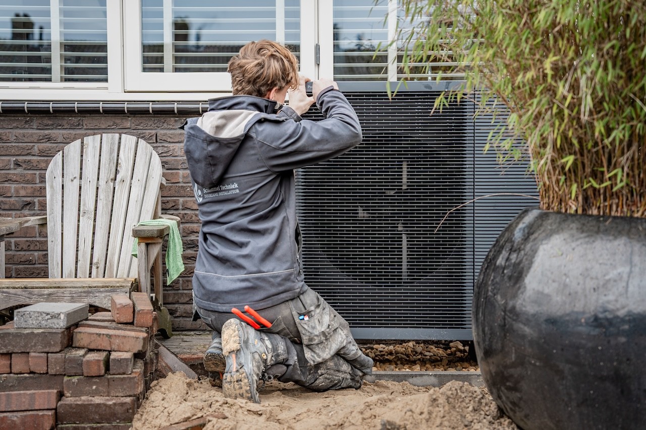 Medewerker van Schimmel Techniek aan het installeren bij klant
