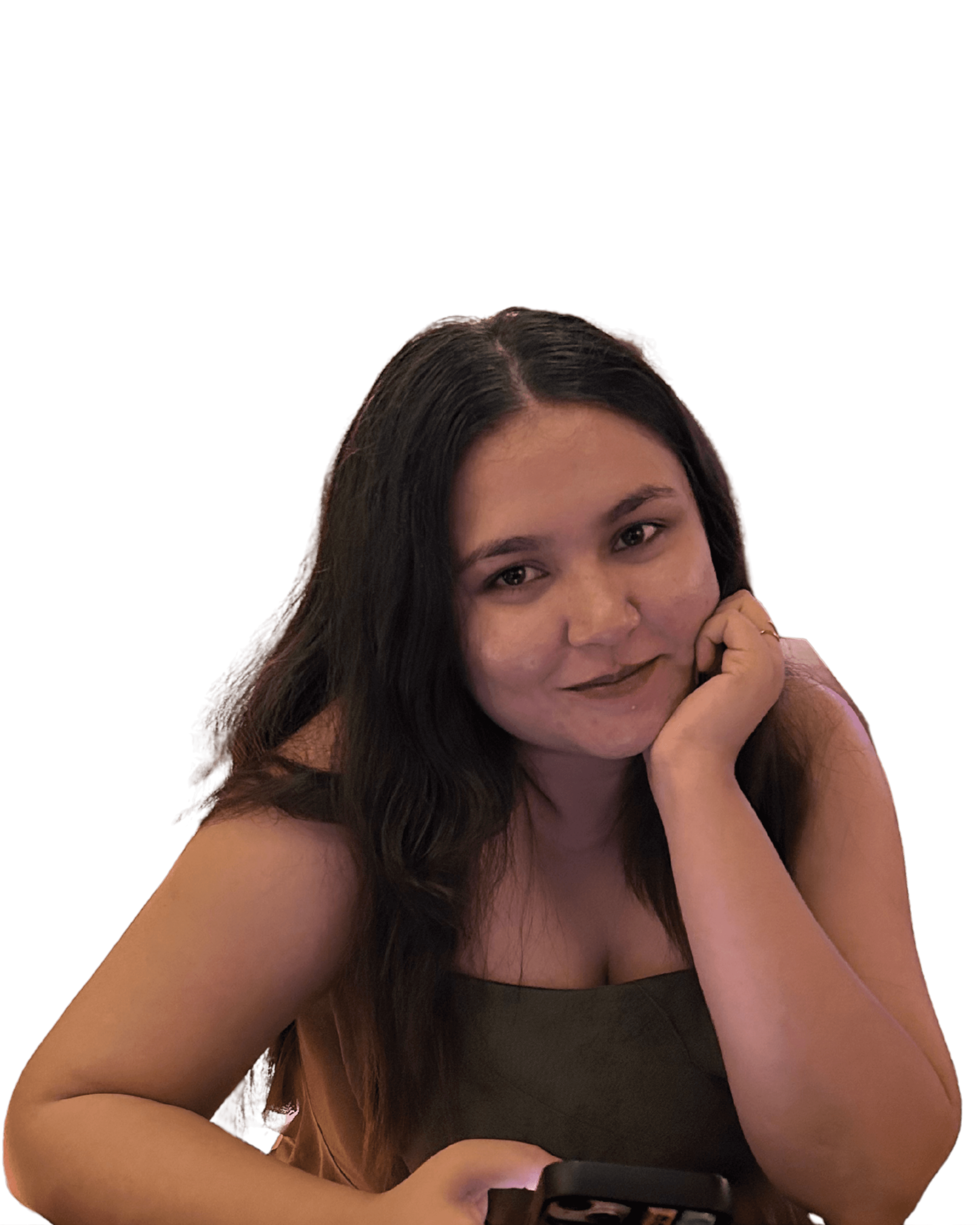 Una persona con una camiseta negra y pantalones de color claro está de pie en la cima rocosa de una montaña al atardecer, sosteniendo una cámara frente a su cara para tomar una foto. Un mar de nubes se extiende detrás de ellos, iluminado por la luz dorada del sol poniente.