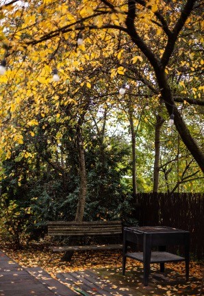 Jesienny ogród w Hotelu Villa Stara Apteka w Srebrnej Górze