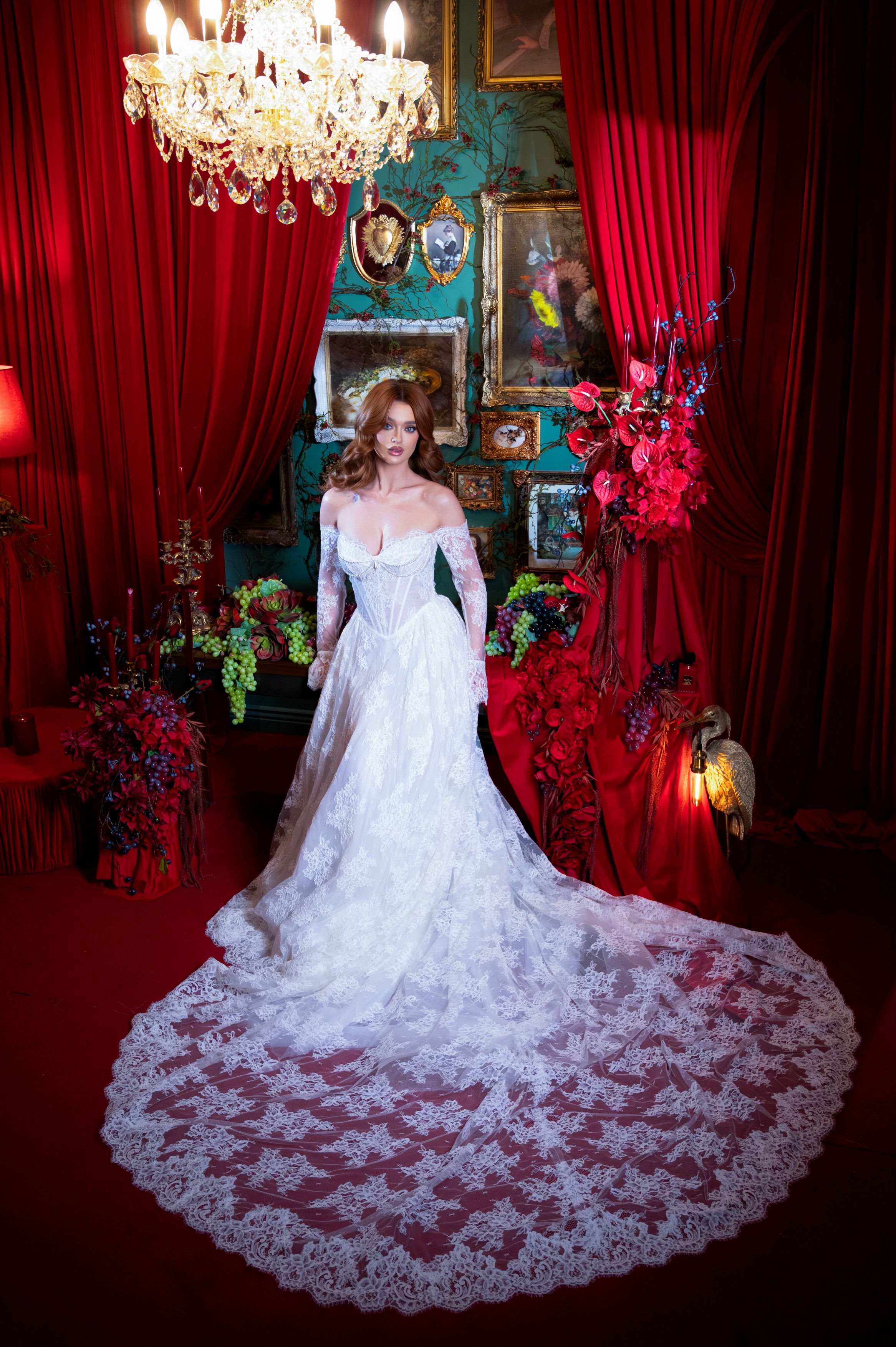 Mireasă pozând într-un decor dramatic cu draperii roșii și lumină caldă, fotografie de nuntă în București