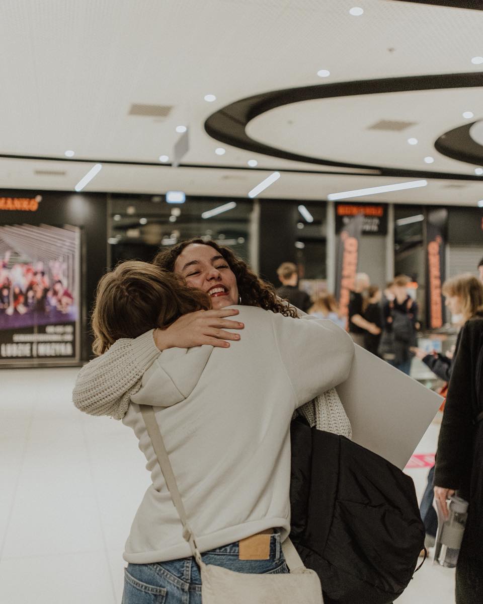 Przytulające się dziewczyny na powitanie